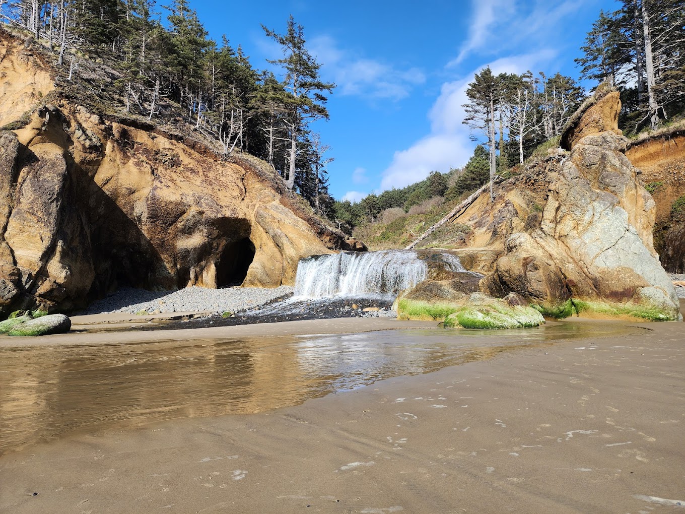 Hug point waterfall on the Oregon Coast