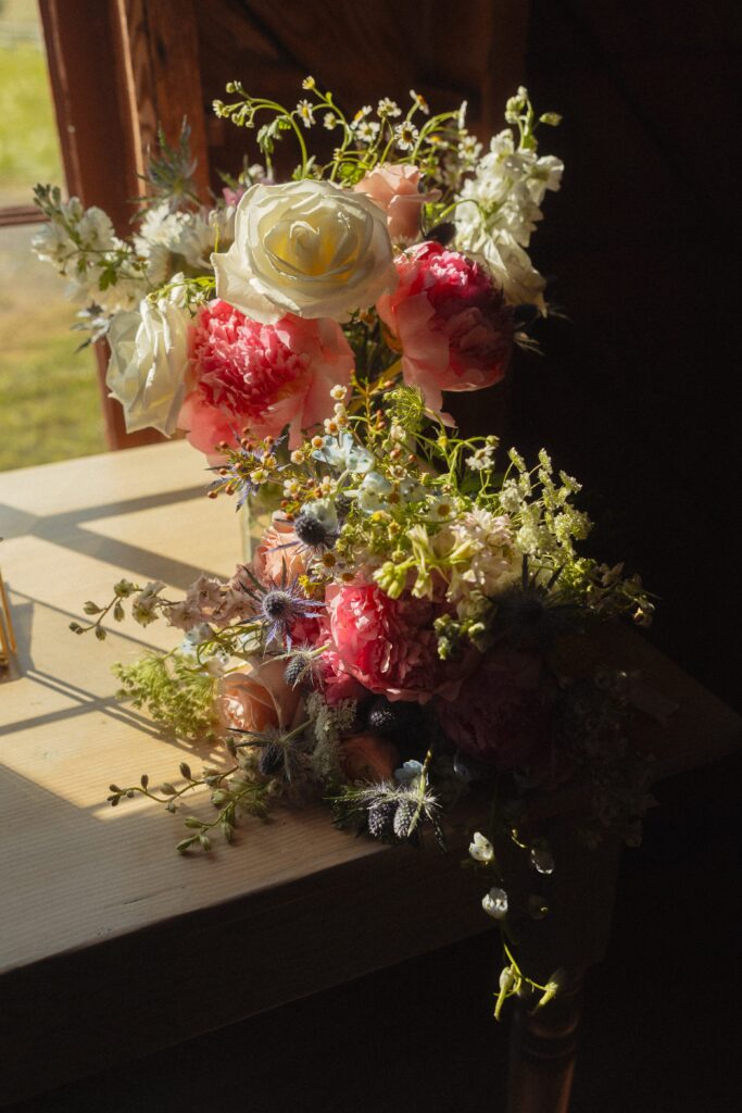 Golden hour light on wedding florals for storytelling wedding details