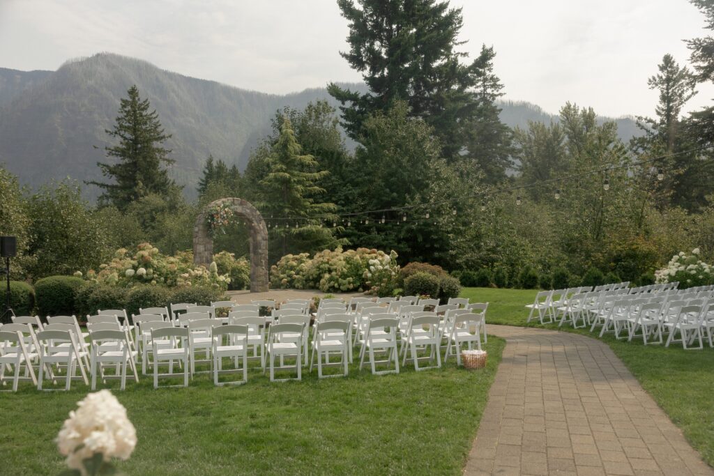 Cape Horn Estate summer time ceremony in Stevenson, WA